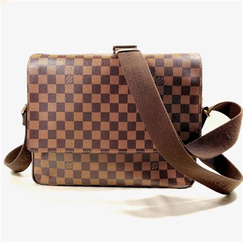 LV MESSENGER BAG .